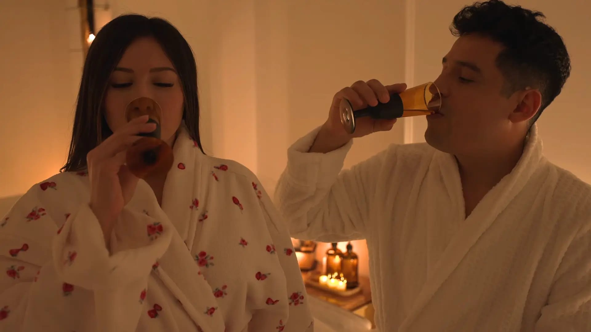 Pareja en albornoz tomando té tras el ritual