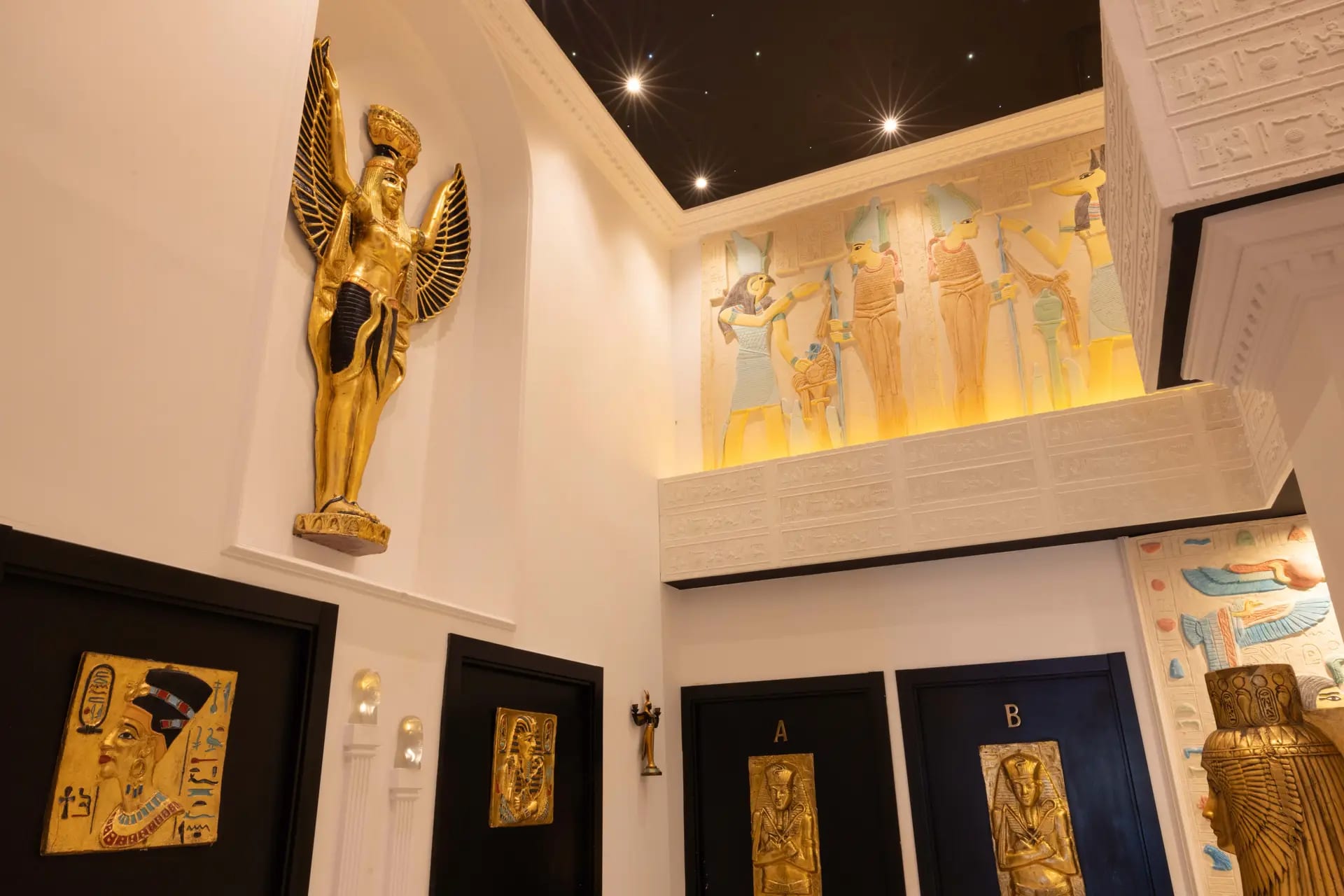 Pasillo con techo de estrellas y estatuas doradas