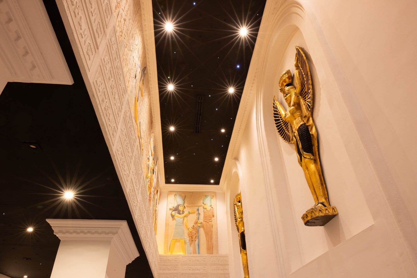 Pasillo con techo de estrellas y estatua dorada